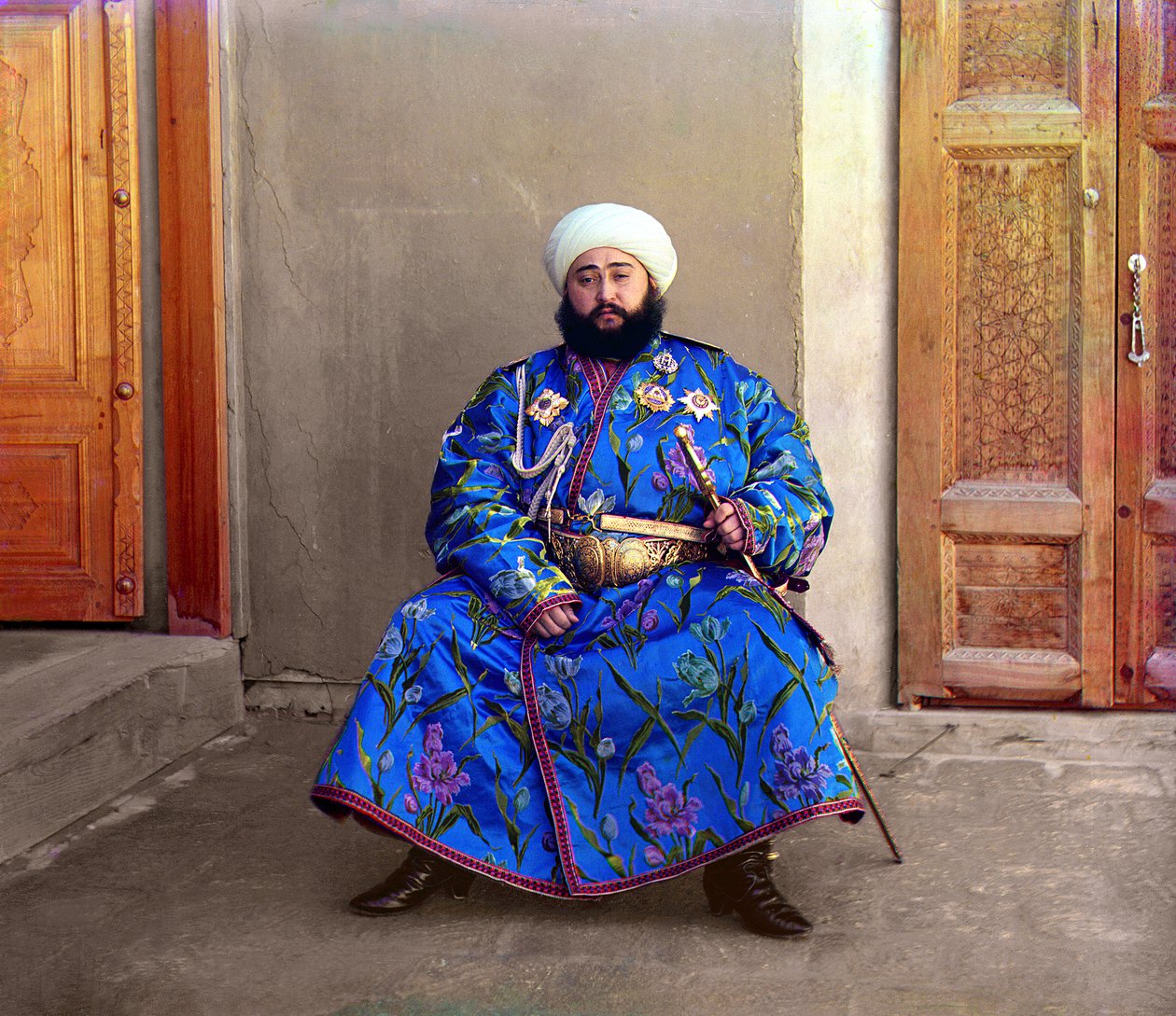 Alim Khan, emir Buchary, siedzący z mieczem, Buchara, Imperium Rosyjskie, między 1905 a 1915 autorstwa Sergey Prokudin Gorsky