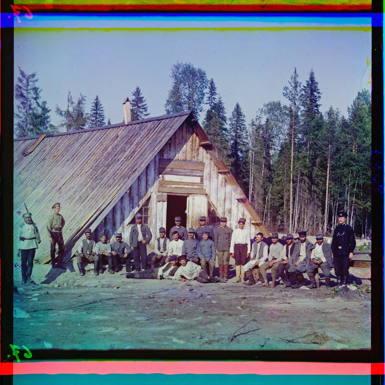 Austriaccy jeńcy wojenni przed koszarami w Karelii po nieudanej ofensywie zimowej, Rosja, 1915 autorstwa Sergey Prokudin Gorsky