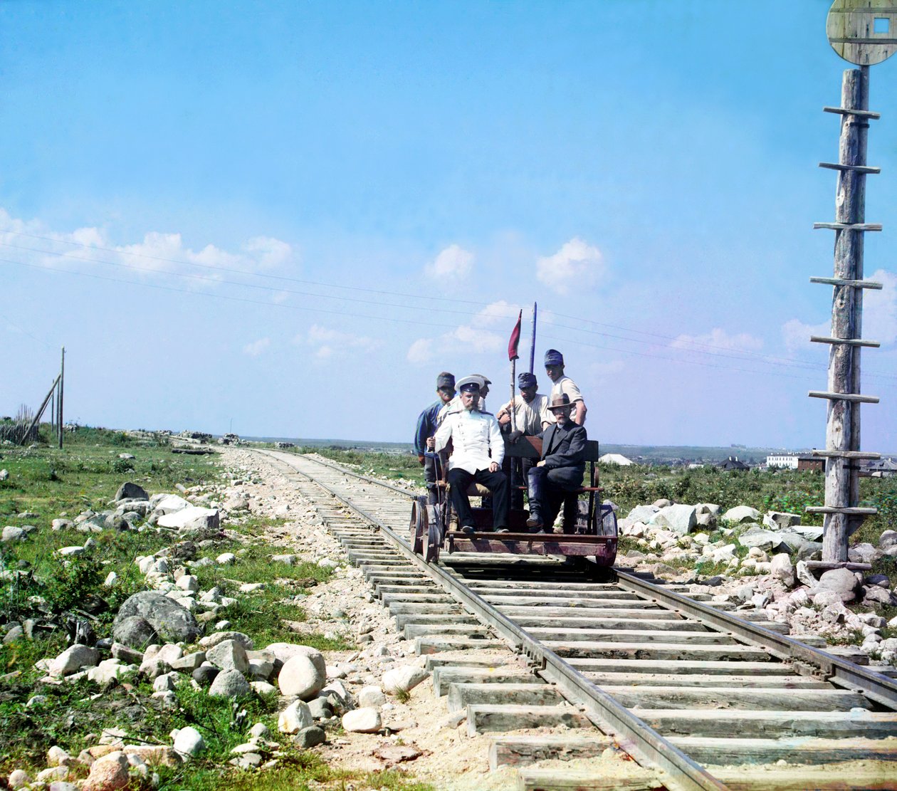 Fotograf Sergey Prokudin-Gorsky, urzędnik i czterech robotników kolejowych jadących w wagonie ręcznym przed Pietrozawodskiem na kolei murmańskiej, Imperium Rosyjskie, 1915 r. autorstwa Sergey Prokudin Gorsky
