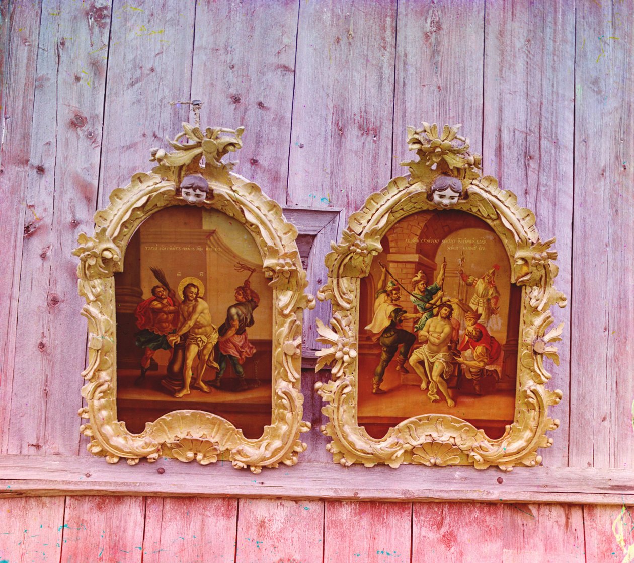 Dwie ikony w drewnianej cerkwi proroka Eliasza w Beloziersku, 1905-1915 autorstwa Sergey Prokudin Gorsky