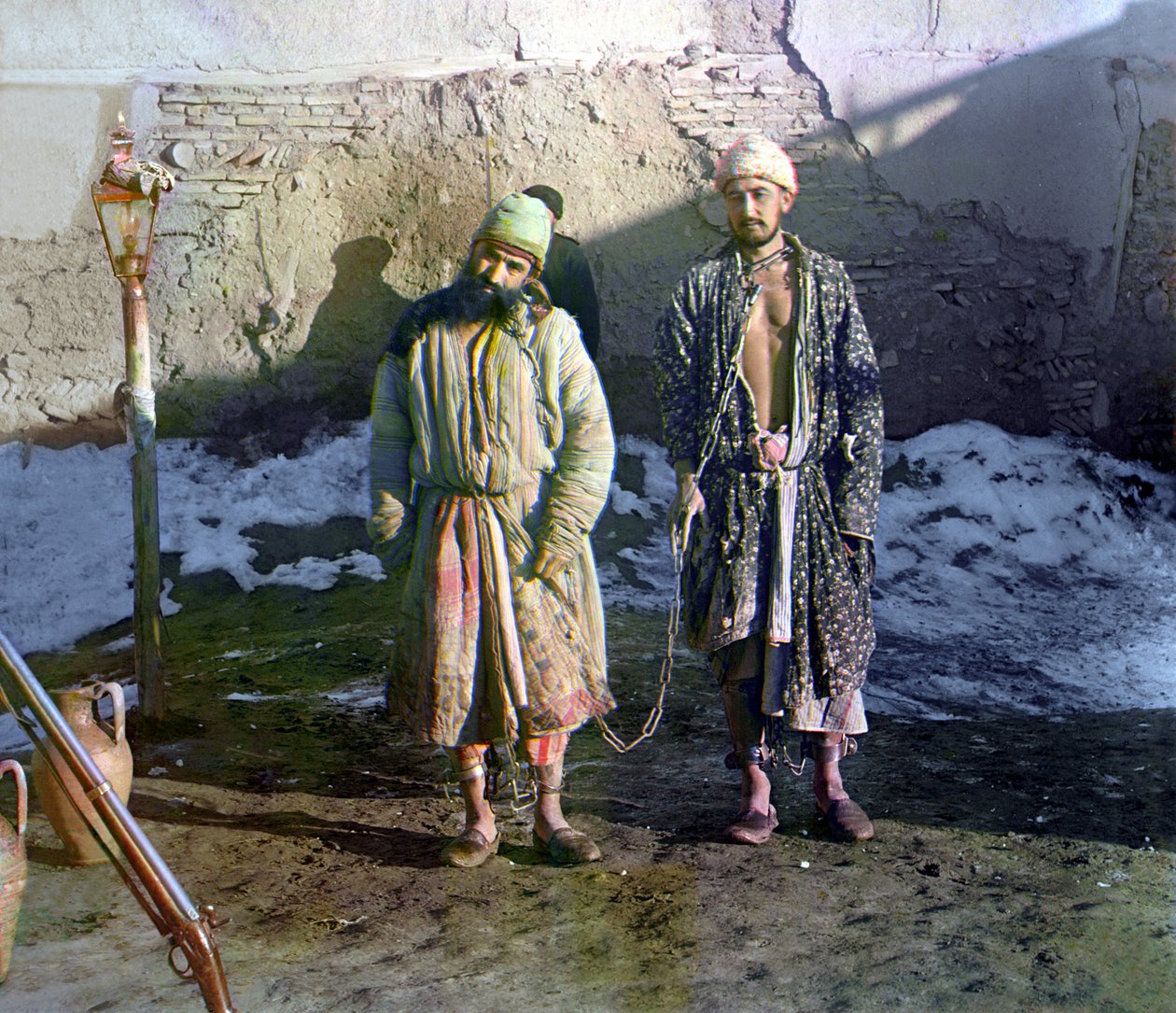 Dwaj więźniowie w kajdanach i stojący za nimi strażnik, Imperium Rosyjskie, między 1905 a 1915 rokiem autorstwa Sergey Prokudin Gorsky