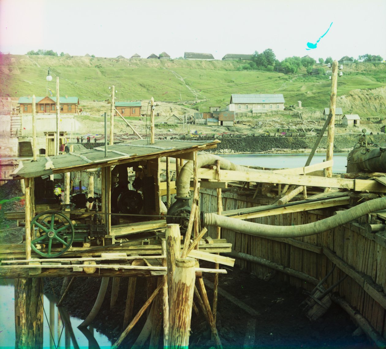 Pompy wodne w Kuźminskoje na rzece Oka podczas budowy zapory i śluzy, 1905-1915 autorstwa Sergey Prokudin Gorsky