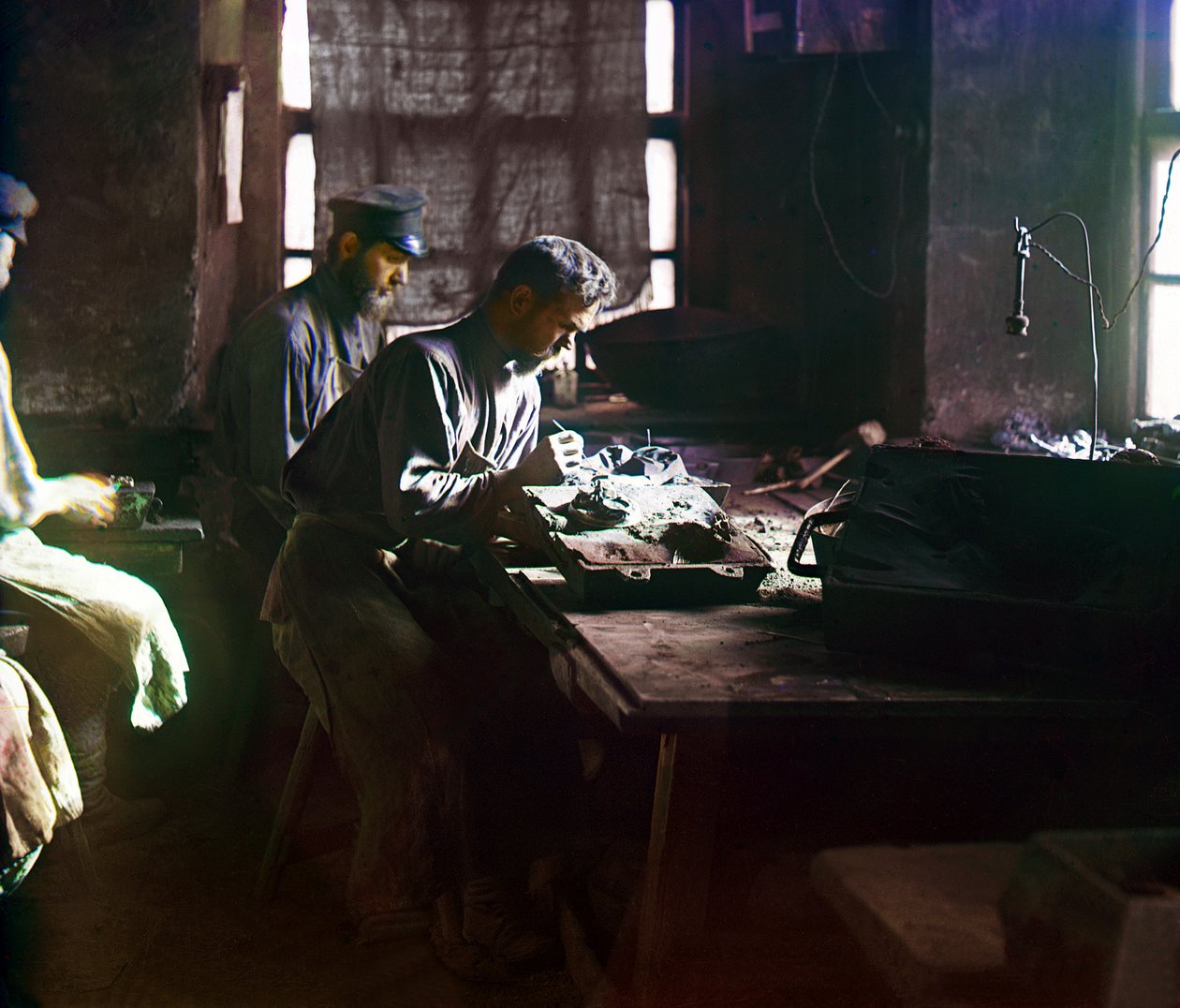 Robotnicy formujący odlew artystyczny w hucie żelaza w Kasli, Ural, Imperium Rosyjskie, 1910 r. autorstwa Sergey Prokudin Gorsky