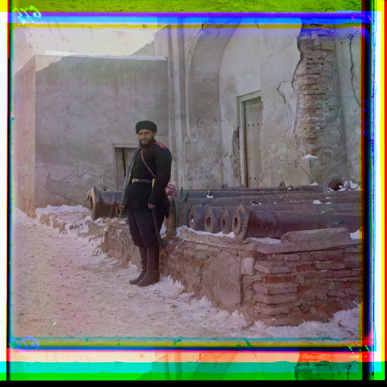Rosyjski żołnierz stoi na straży pałacu obok starych armat w Bucharze, 1915 autorstwa Sergey Prokudin Gorsky