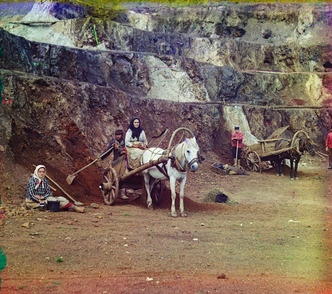 Rodzina z łopatami i wozami konnymi, pracująca w kopalniach żelaza na wzgórzach Bakalskich, 1905-1915 autorstwa Sergey Prokudin Gorsky
