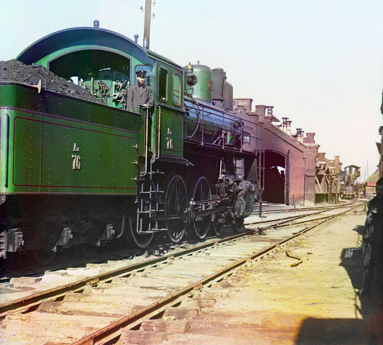 Lokomotywa i wagon węglowy na stacji kolejowej, Imperium Rosyjskie, w latach 1905-1915 autorstwa Sergey Prokudin Gorsky