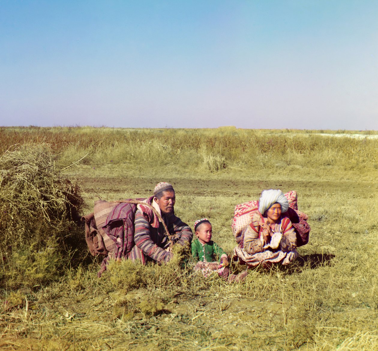 Nomadic Kirgizi: mężczyzna, kobieta i dziecko na stepie Gołodnaja, Imperium Rosyjskie, w latach 1905-1915 autorstwa Sergey Prokudin Gorsky