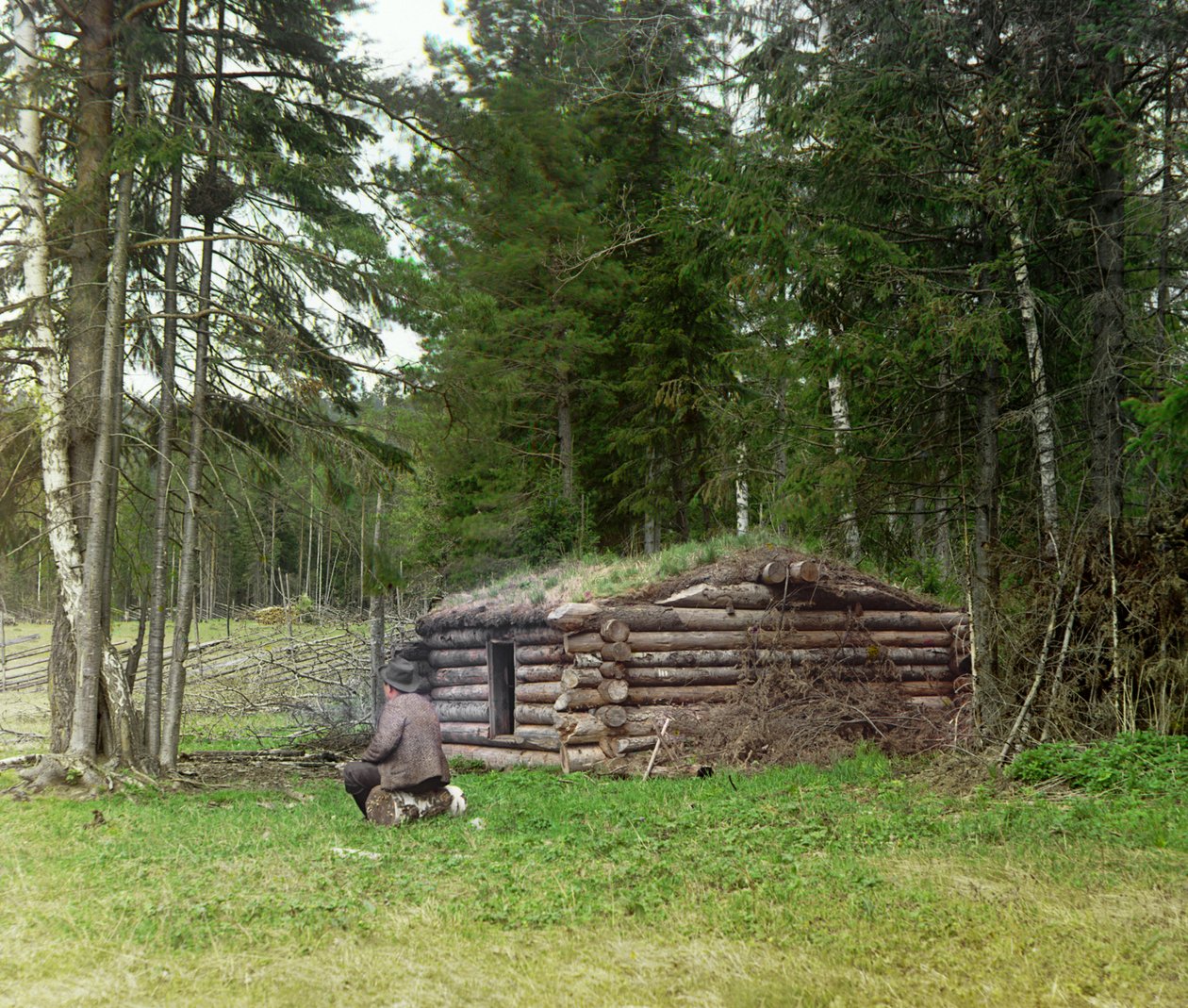 Mężczyzna przed chatą drwali i kurii w lesie, Imperium Rosyjskie, w latach 1905-1915 autorstwa Sergey Prokudin Gorsky