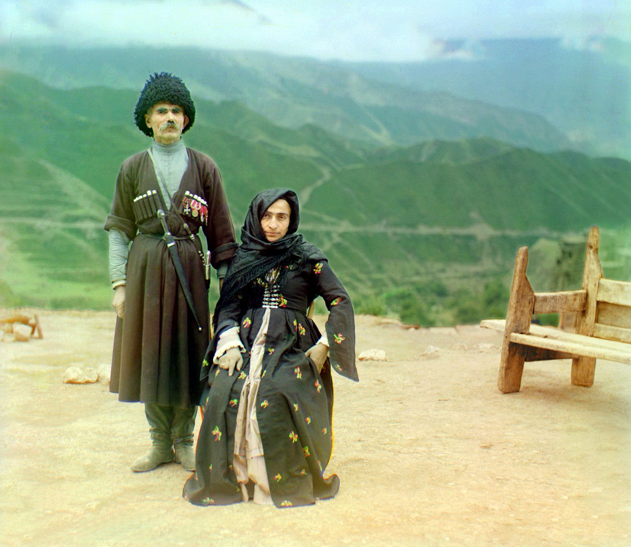 Typy dagestańskie – mężczyzna z medalami i sztyletem oraz kobieta w czarnej sukni, Imperium Rosyjskie, między 1905 a 1915 autorstwa Sergey Prokudin Gorsky