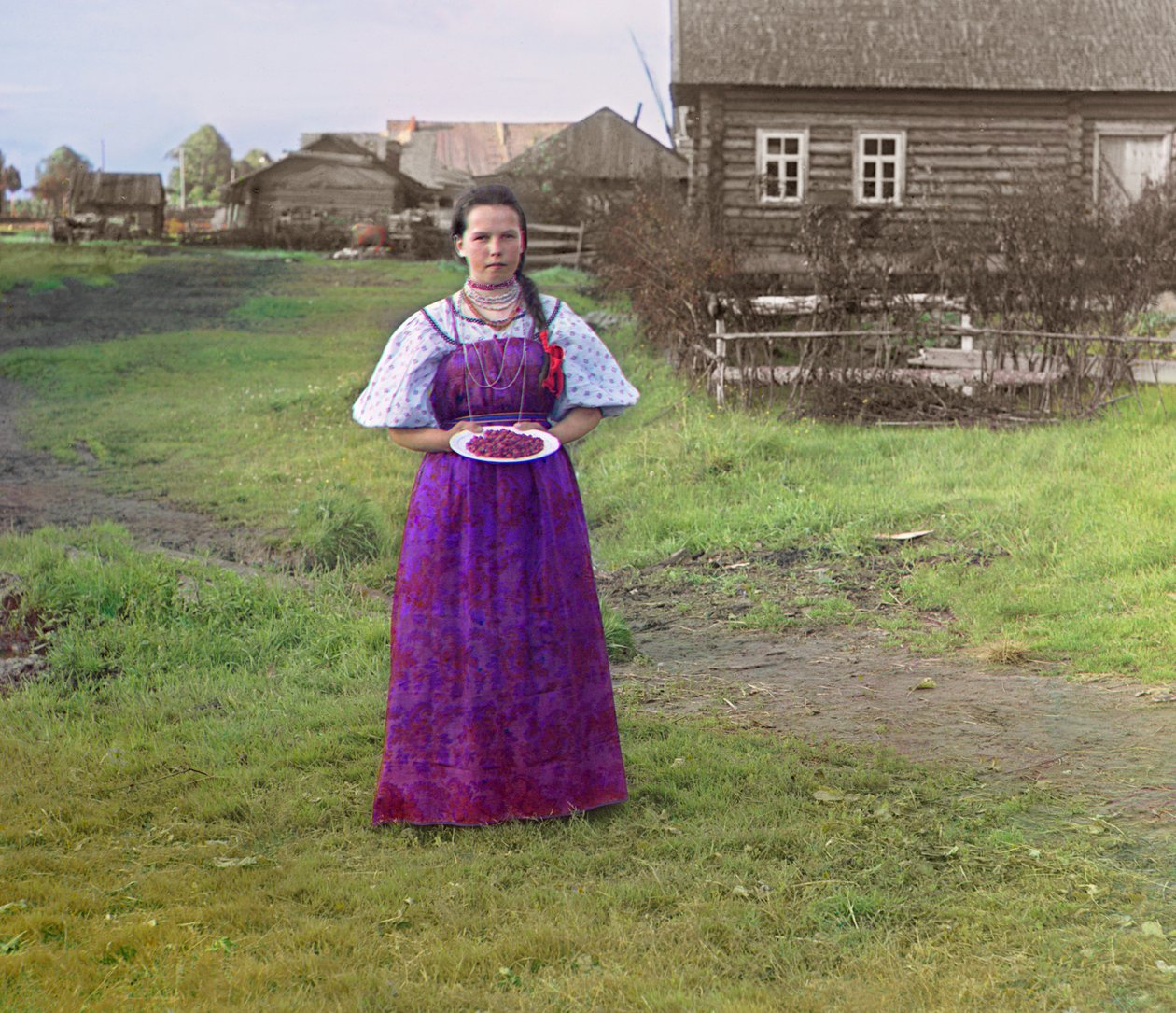 Dziewczynka z truskawkami na talerzu, Imperium Rosyjskie, z "Widoków wzdłuż Kanału Mariańskiego i systemu rzecznego", 1909 autorstwa Sergey Prokudin Gorsky