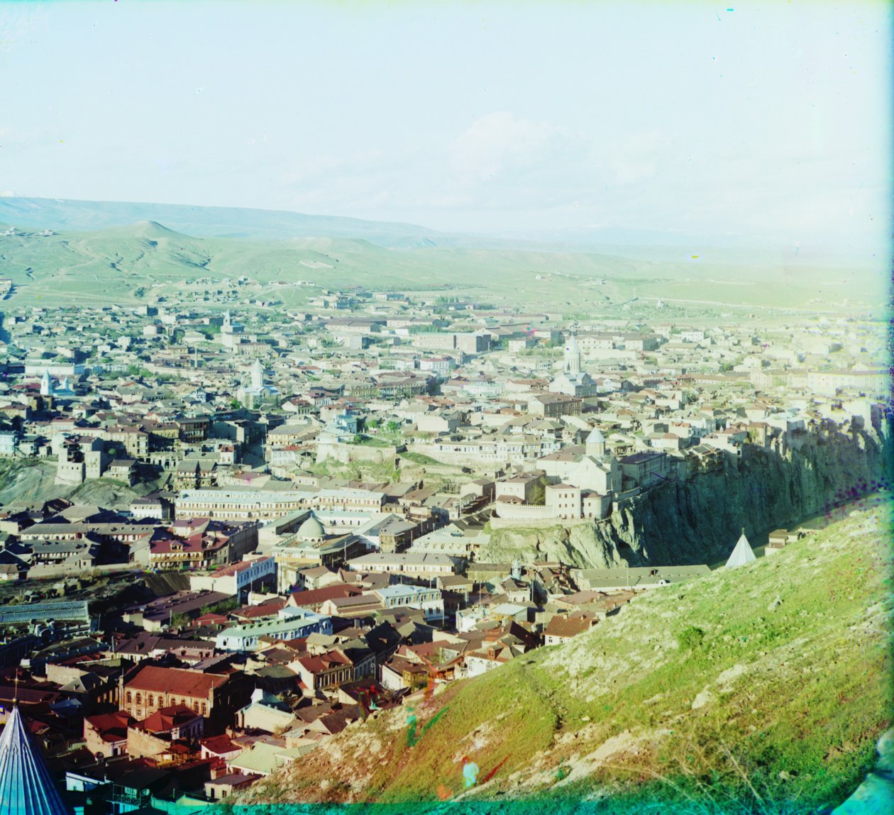 Widok na Tyflis (obecnie Tbilisi) z terenu kościoła św. Dawida, 1905-1915 autorstwa Sergey Prokudin Gorsky