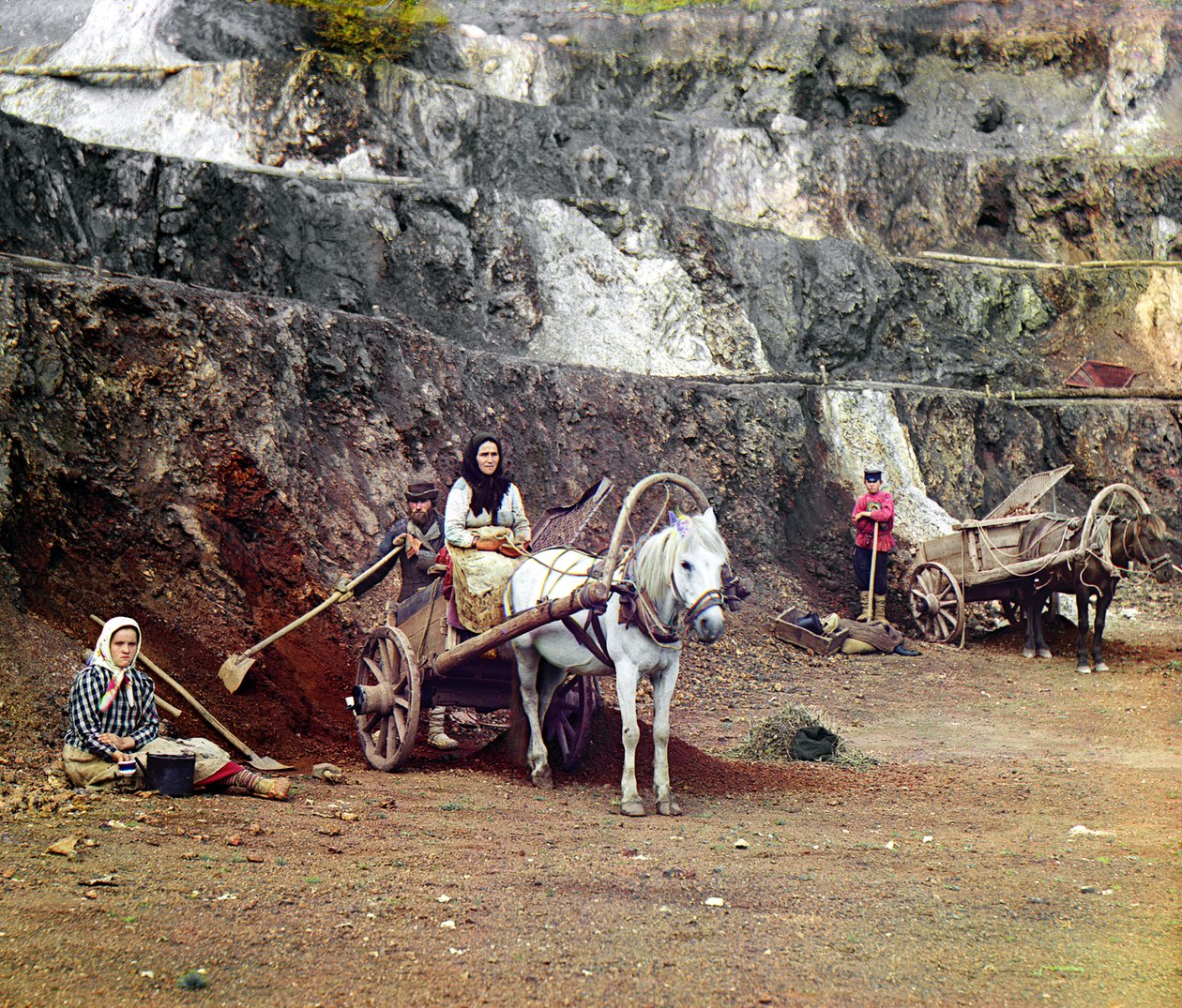 Praca w kopalni Bakalskii: rodzina z łopatami i wozami konnymi pracuje w kopalni żelaza na wzgórzach Bakaly, Ural, Imperium Rosyjskie, 1910 autorstwa Sergey Prokudin Gorsky