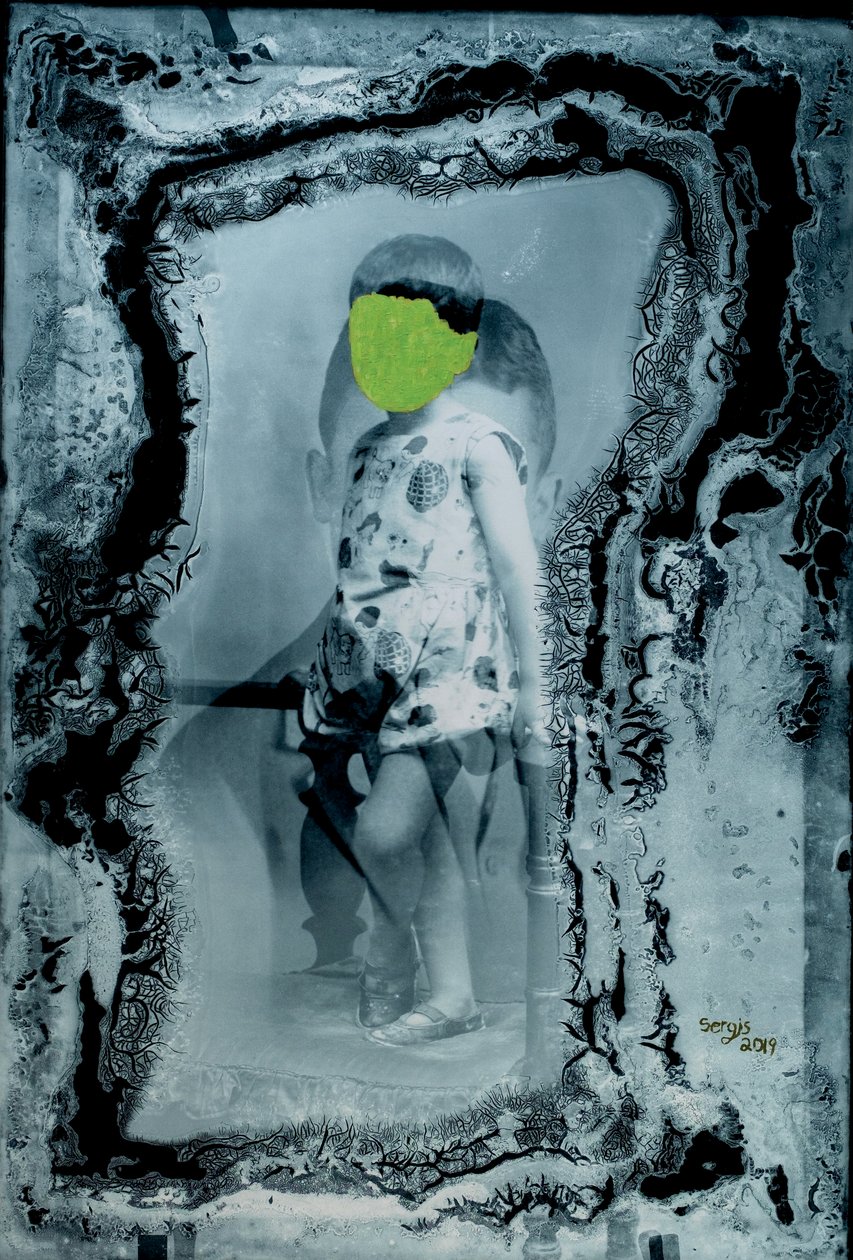 Młoda dziewczyna i jej opiekun, 2019 (mixed media) autorstwa Sergis Adamos