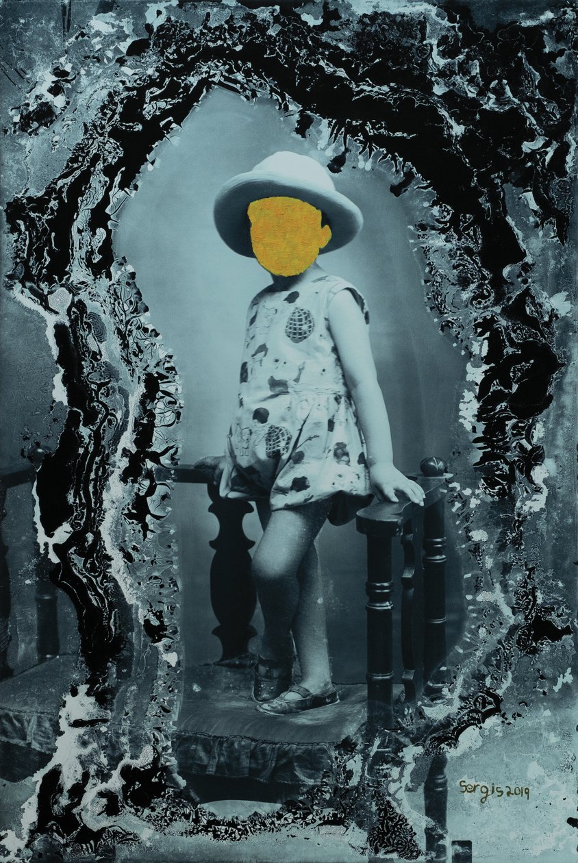 Młoda dziewczyna pozująca samotnie, 2019 (mixed media) autorstwa Sergis Adamos