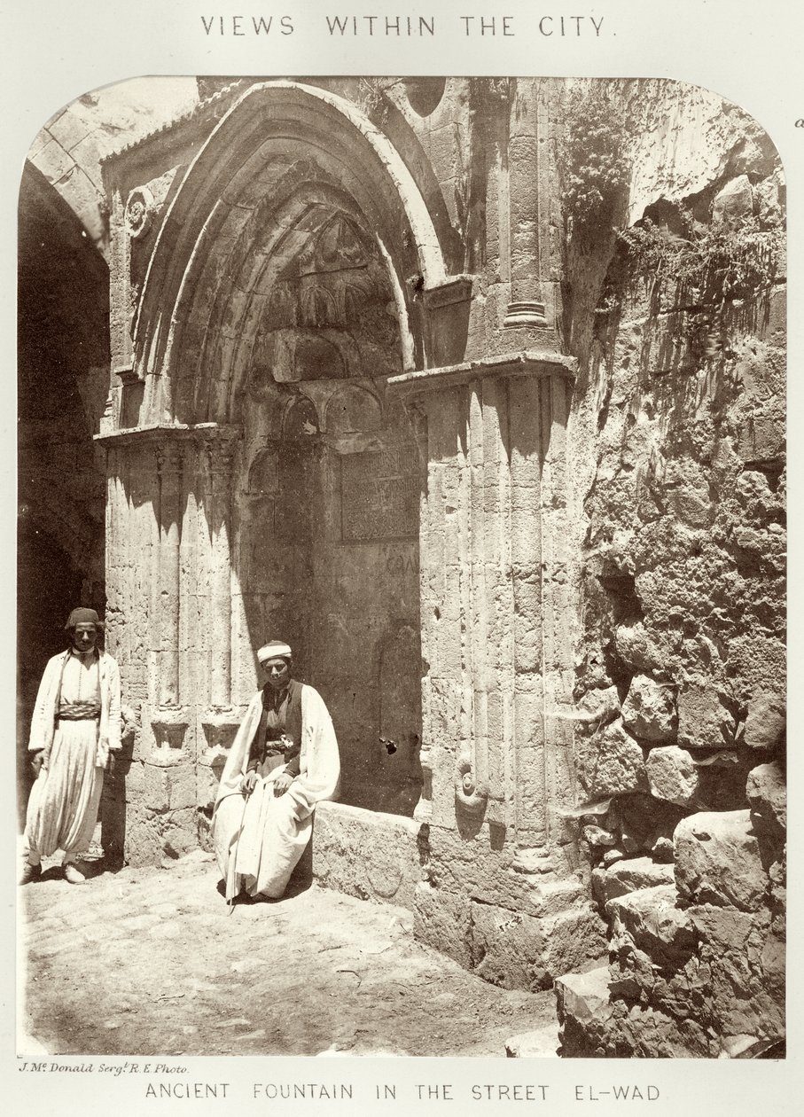 Widoki w obrębie miasta: Antyczna fontanna na ulicy El-Wad, ok. 1864-65 autorstwa Sgt. James M. McDonald