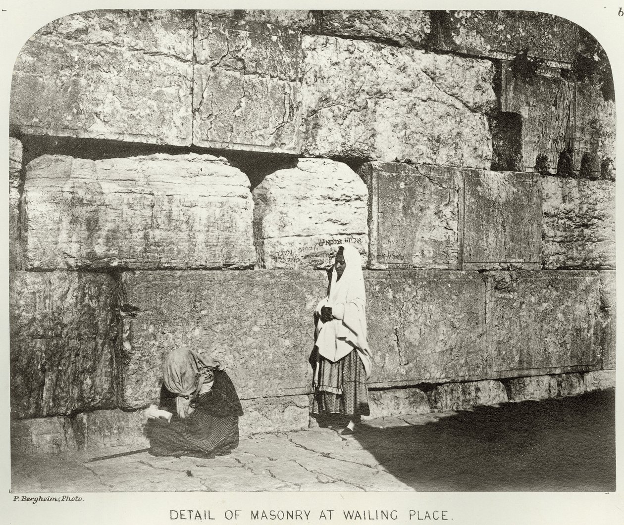 Zewnętrzna część Haram-Ash-Sharif, detal muru przy Wailing Place, ok. 1864-65 zdjęcie bw autorstwa Sgt. James M. McDonald