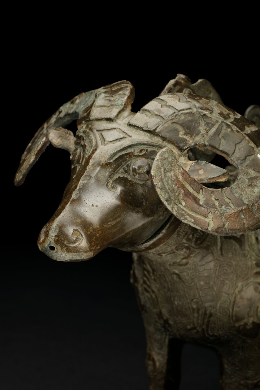 Rytualne naczynie na wino w formie barana, Gong (brąz) autorstwa Shang Dynasty Chinese School
