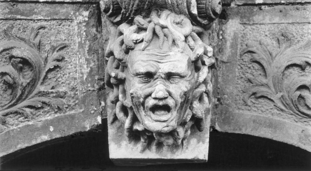 Rzeźbiona głowa, Schloss Hainewalde, Sachsen, Niemcy autorstwa Simon Marsden