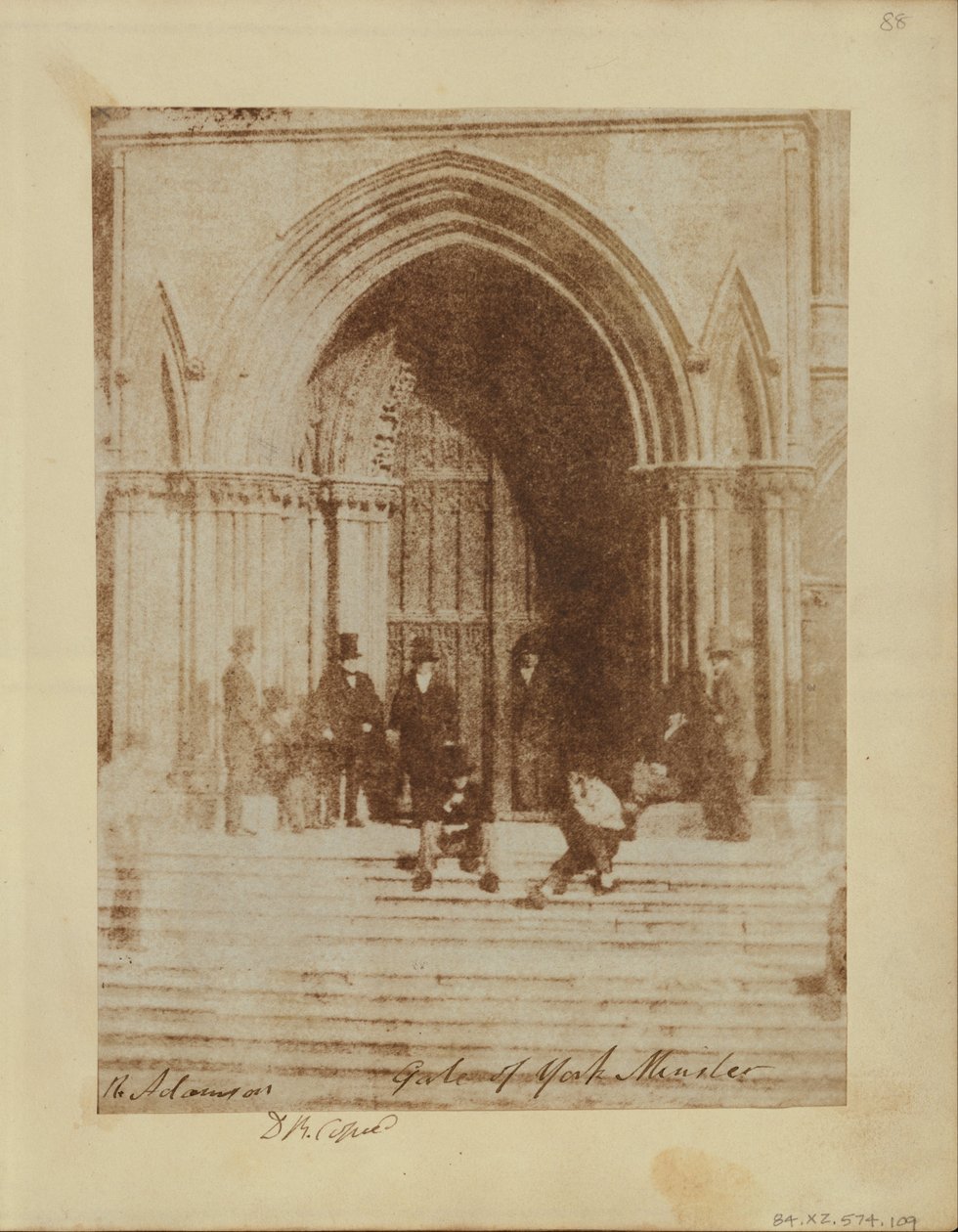 Grupa mężczyzn przy południowym wejściu do York Minster autorstwa Sir David Brewster