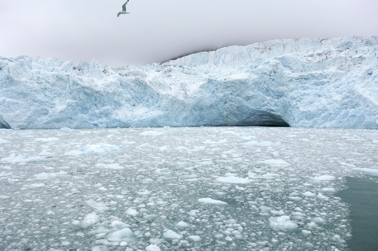 Kawałki lodu z pobliskich lodowców unoszą się na morzu arktycznym, Wyspy Svalbard, Norwegia, 2022 r. (zdjęcie ilustracyjne) autorstwa Sisse Brimberg