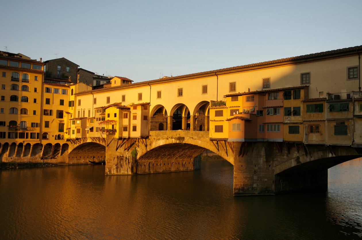 Włochy, Florencja, Wczesny poranny wschód słońca na Ponte Vecchio o świcie, 2022 r. (zdjęcie ilustracyjne) autorstwa Sisse Brimberg