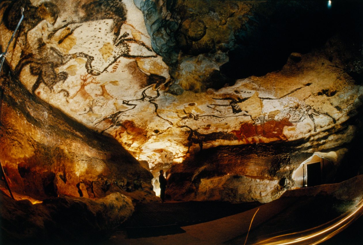 Panoramiczny widok na Salę Byków w Lascaux, Francja, 2022 r. (zdjęcie ilustracyjne) autorstwa Sisse Brimberg