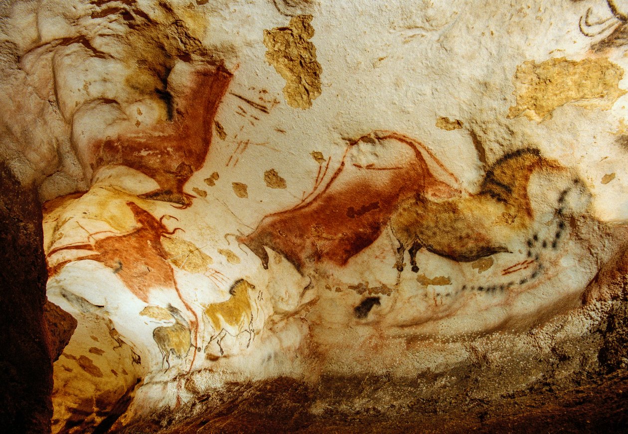 Prehistoryczni artyści namalowali potężne konie na suficie Galerii Osiowej w Lascaux we Francji. autorstwa Sisse Brimberg