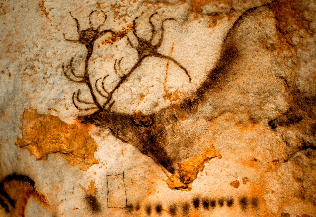 Prehistoryczne malowidło przedstawiające jelenia szlachetnego z dziewięcioramiennym porożem w jaskini Lascaux we Francji. autorstwa Sisse Brimberg