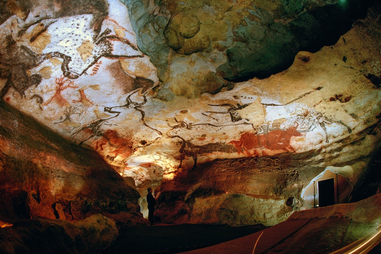 Sala Byków z Jacquesem Marsalem, jednym z odkrywców jaskiń Lascaux. autorstwa Sisse Brimberg
