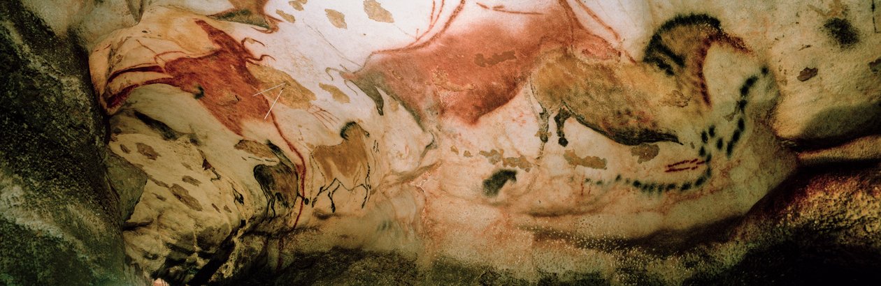 Czerwone krowy i chińskie konie hasają po ścianie w Galerii Osiowej w jaskini Lascaux. autorstwa Sisse Brimberg