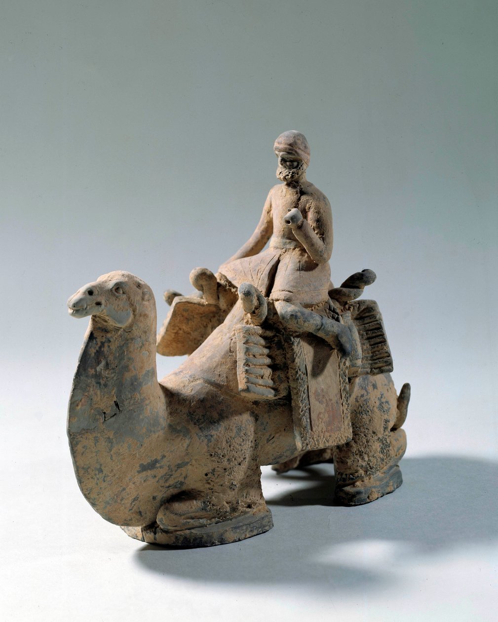 Cywilizacja sogdyjska: „”wielbłąd i wielbłąd, transport jedwabiu”””Posąg nagrobny z terakoty. V lub VI wiek. Paryż, Muzeum Cernuschi autorstwa Sogdian Sogdian