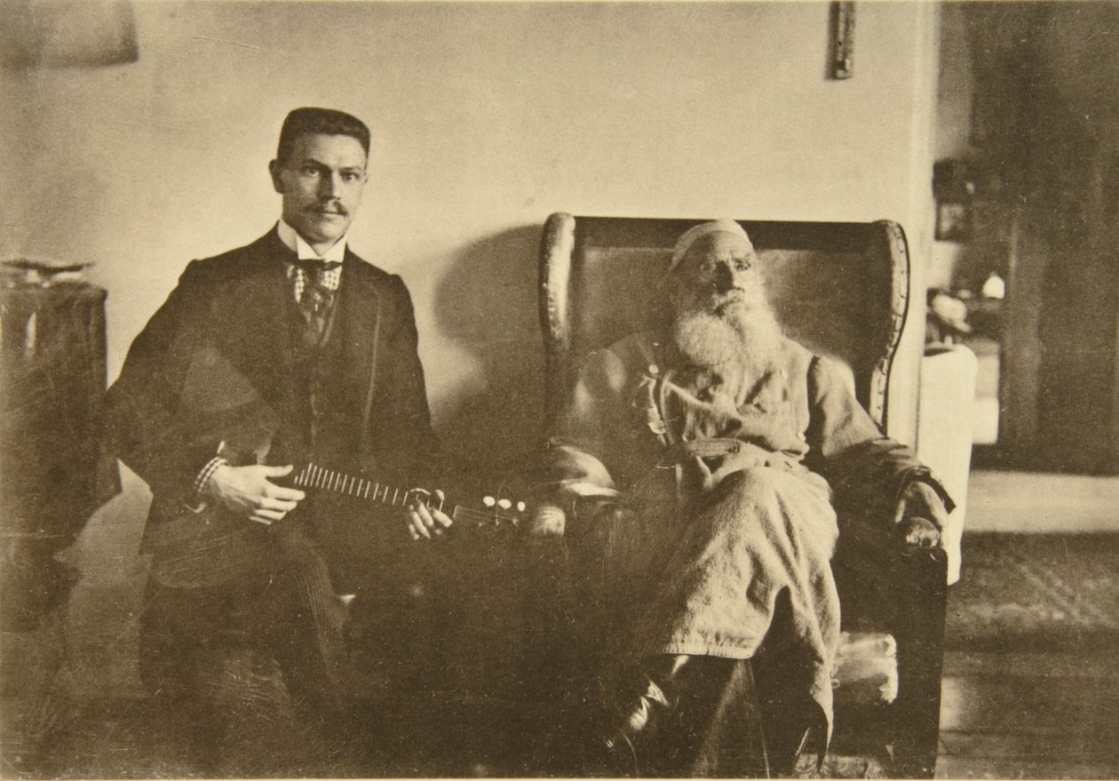 Rosyjski pisarz Lew Tołstoj z bałałajką Borysem Trojanowskim, Rosja, 1909 autorstwa Sophia Andreevna Tolstaya