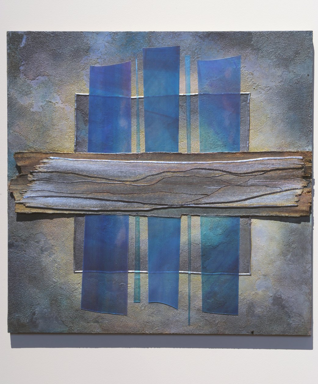 Eternal Designs, 2007 (panel, perspex, tusz akrylowy, szkło, ołów, znalezione przedmioty) autorstwa Sophie Hacker