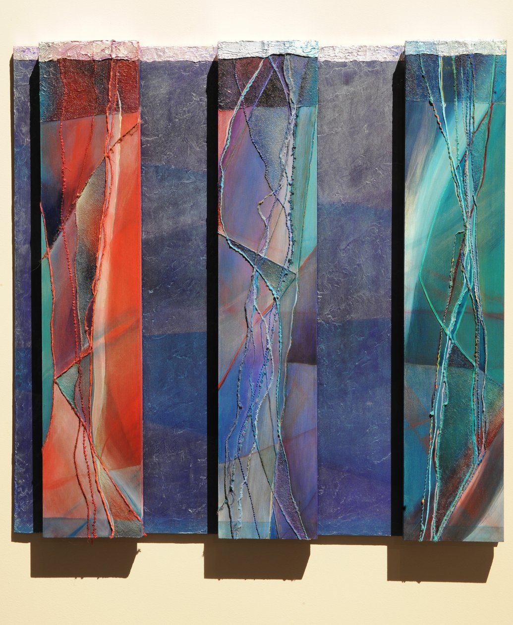The Magi, 2007 (panel, pigment, pozłacane srebro, tkanina, pył marmurowy, tekstura, żywica) autorstwa Sophie Hacker
