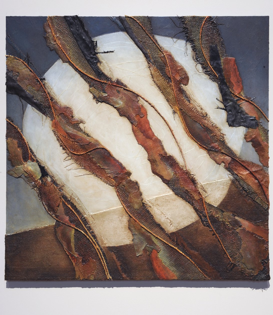 Pasterze, 2007 (panel, juta, lina, skóra, papier, pigment) autorstwa Sophie Hacker