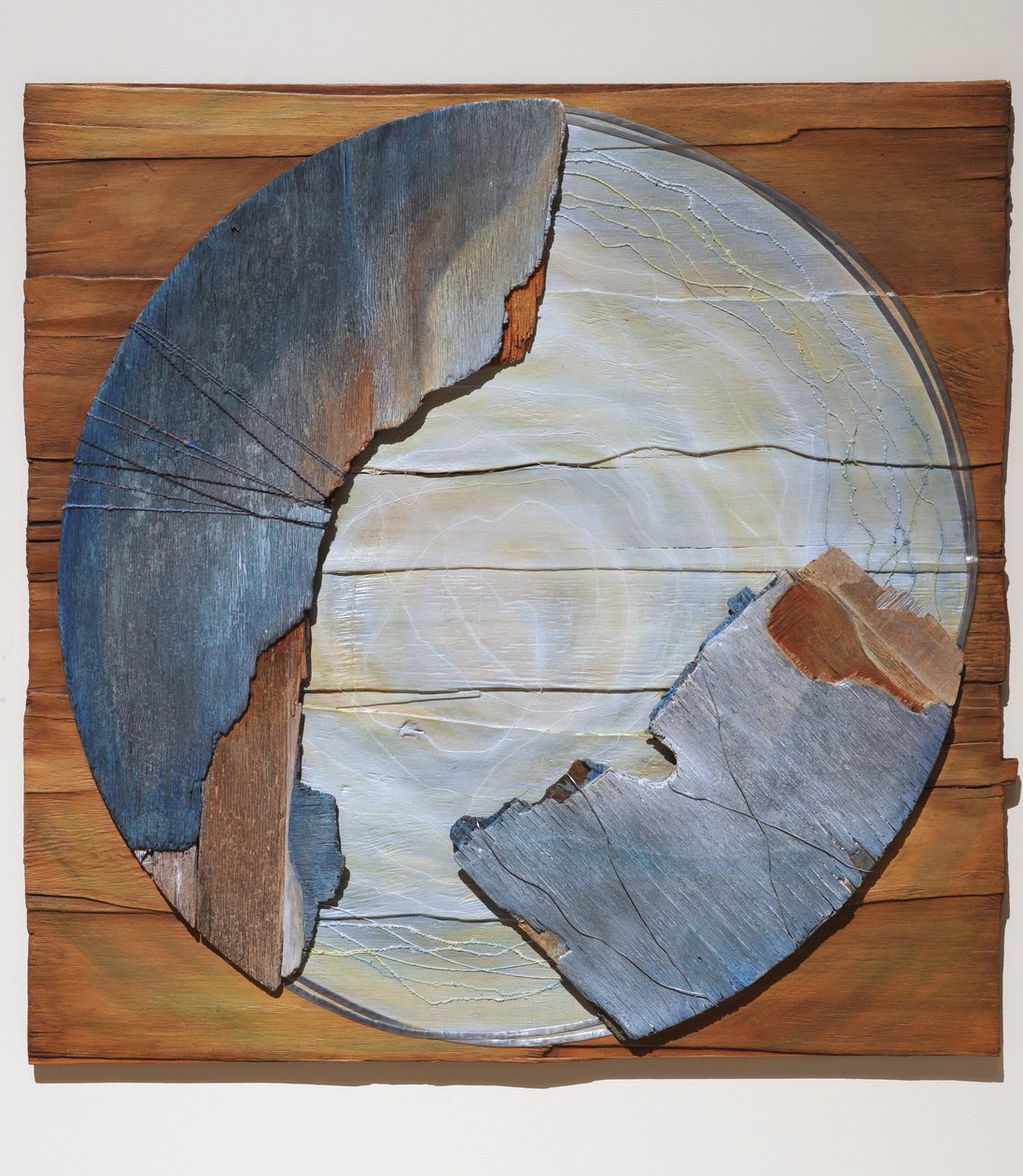 Dziewica z Dzieciątkiem, 2007 (panel, materiały znalezione, tkanina, medium opalizujące) autorstwa Sophie Hacker