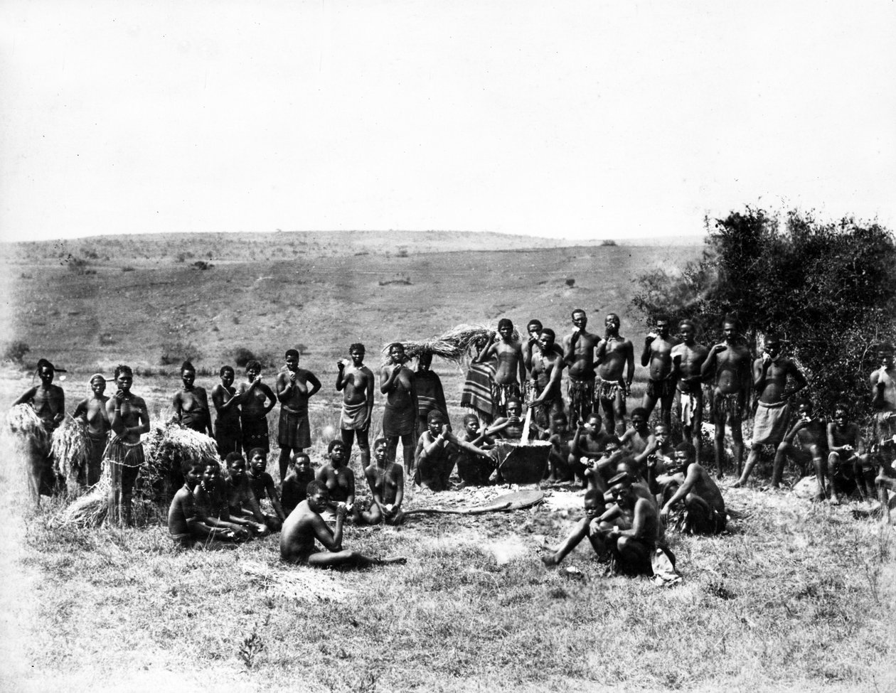 Grupa Zulusów mająca swój Scouff, ok.1895 autorstwa South African Photographer