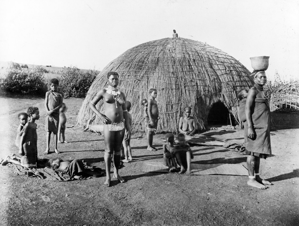 Wykonywanie mat w Zululand, c.1895 autorstwa South African Photographer
