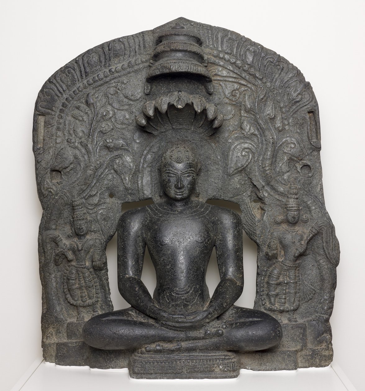 Jain Tirthankar Parshvanath z wężowym kapturem siedzącym w medytacji (Dhyamudra), z Karnataki w Indiach (Chloryt) autorstwa South Indian School