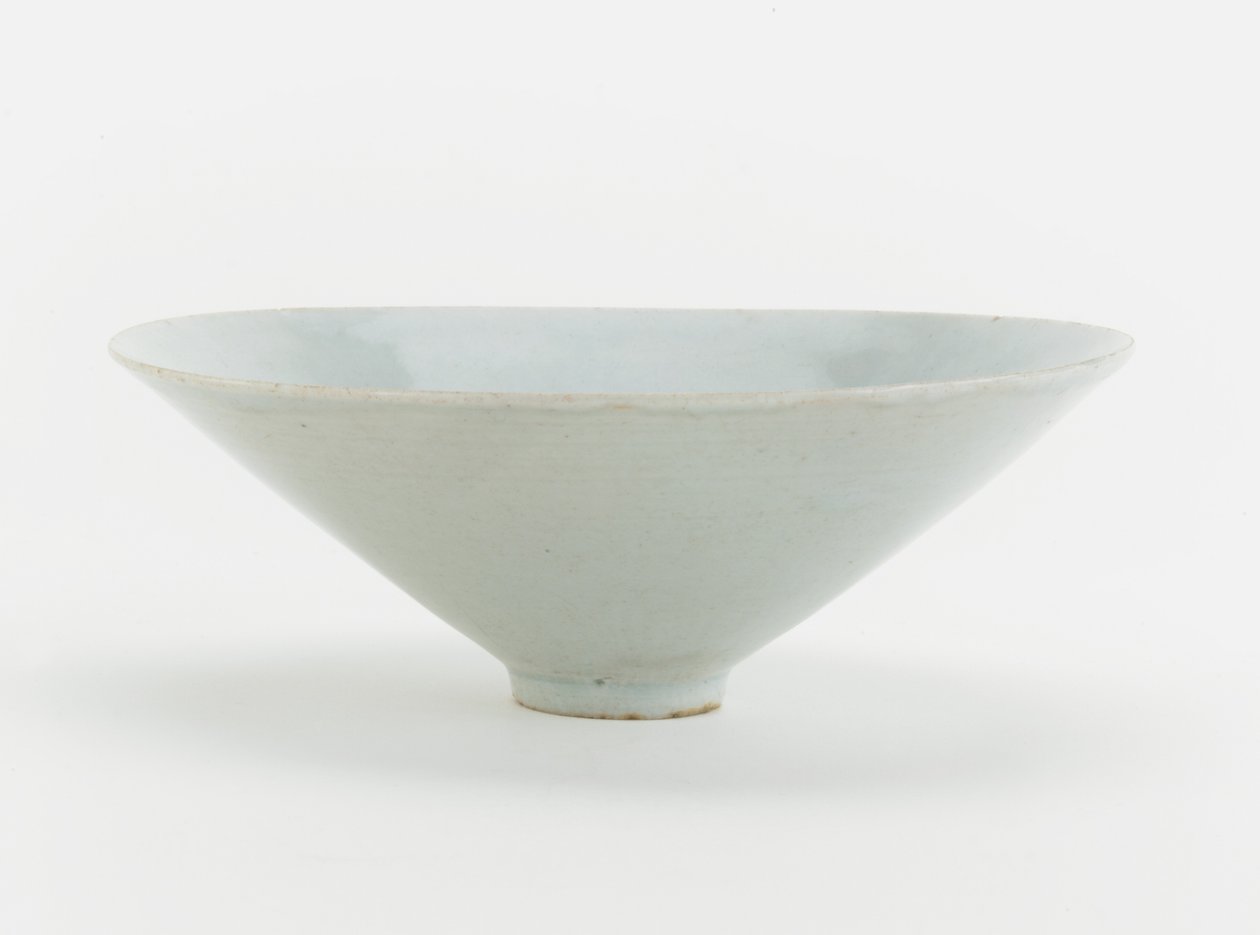 Miska z formowanym wzorem feniksa i kwiatów, ok.1200 (ceramika) autorstwa Southern Song Dynasty Chinese School