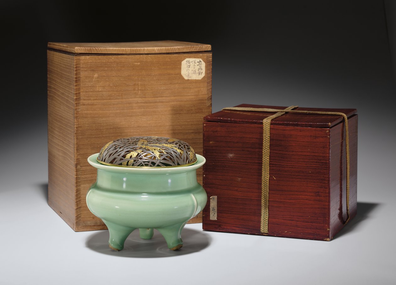 Duża seledynowa kadzielnica trójnożna Longquan z japońską złoconą metalową pokrywą (ceramiczną) (patrz również 349486) autorstwa Southern Song Dynasty Chinese School