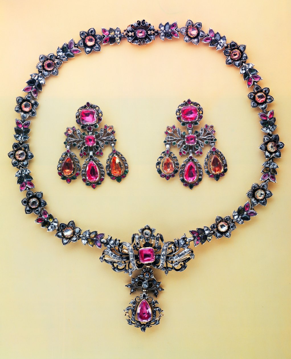 Naszyjnik z różnokolorowych topazów i różanych diamentów, hiszpański, XVIII w. (topaz i różany diament) autorstwa Spanish School
