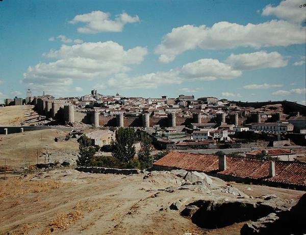 Panoramiczny widok na starożytne mury miejskie, XI-XII wiek autorstwa Spanish School