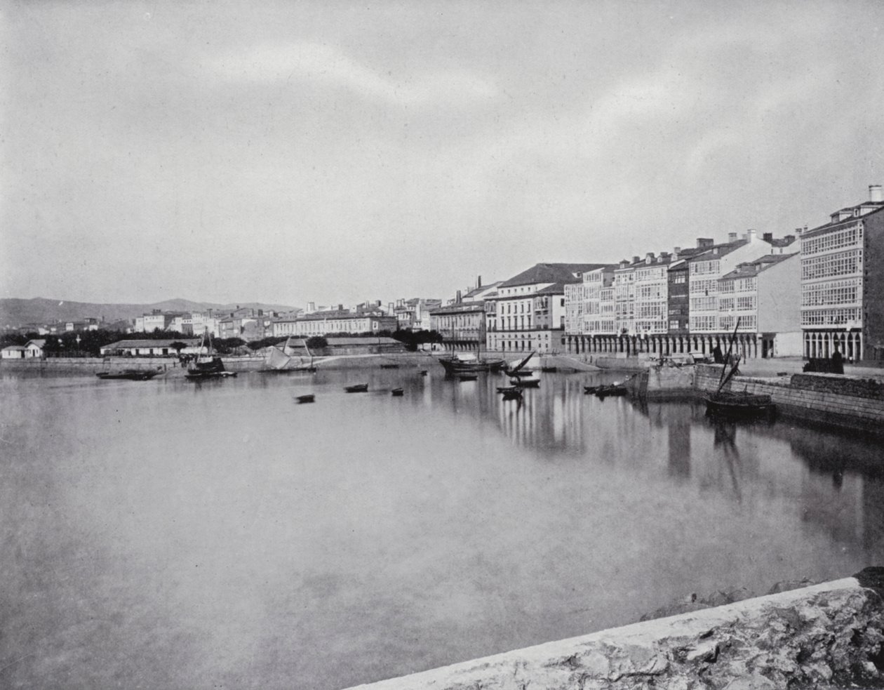 Coruna, widok ogólny (zdjęcie czarno-białe) autorstwa Spanish Photographer