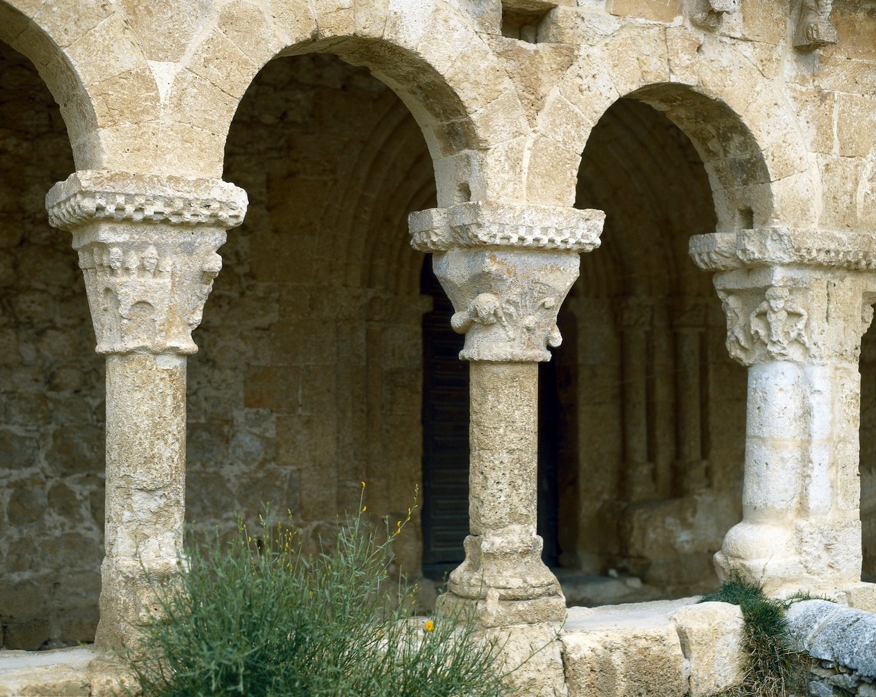 Arkady atrium, kościół św. Michała, San Esteban de Gormaz, Hiszpania, architektura XI-XII w. (foto) autorstwa Spanish School