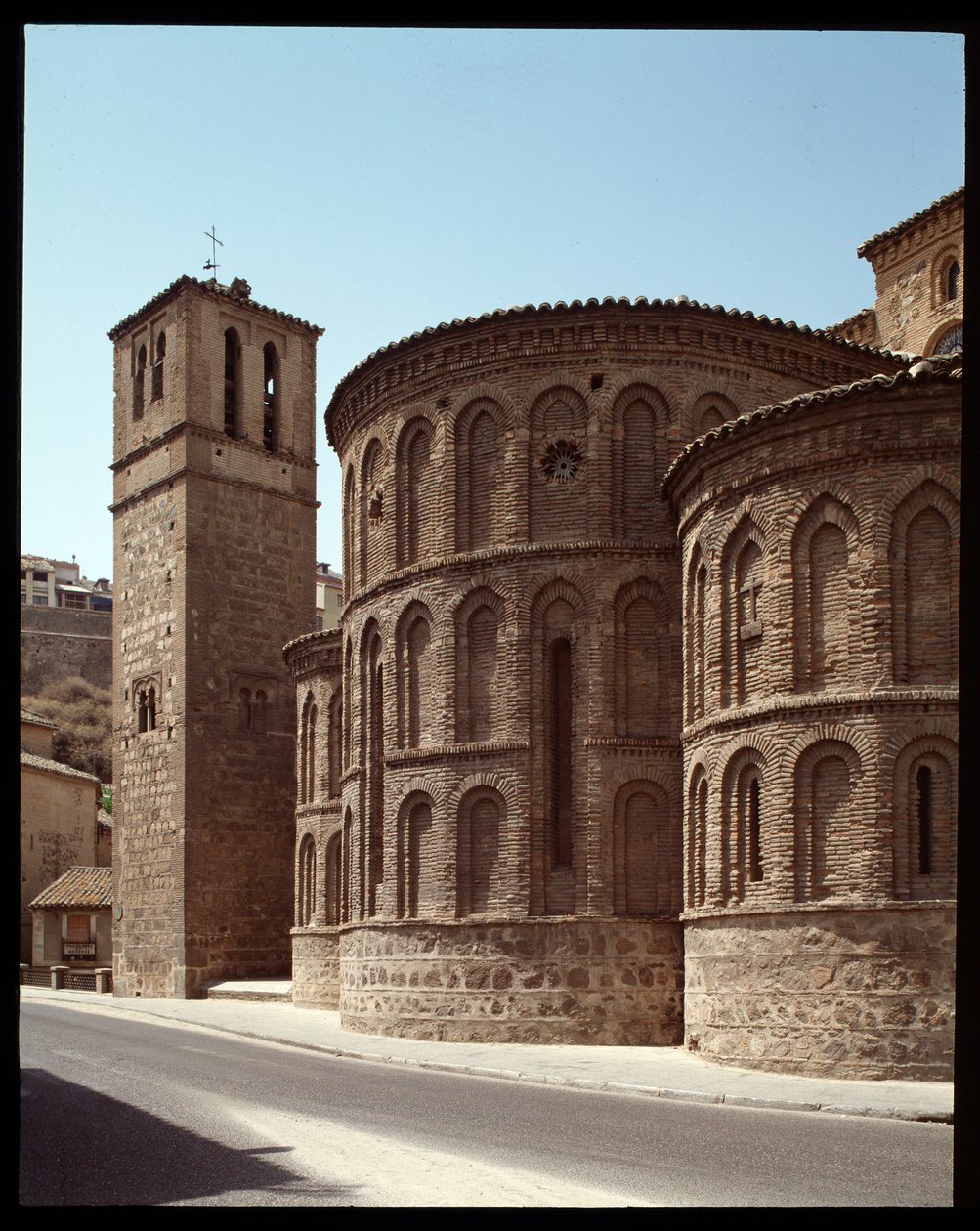 Art mudejar: widok absydy kościoła Santiago de Arrabal, XIII w. Toledo, Hiszpania autorstwa Spanish School