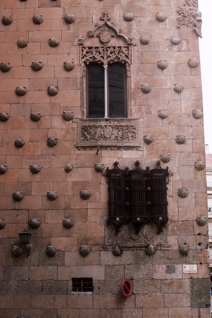 Fragment zewnętrznej części Casa de las Conchas (zdjęcie) autorstwa Spanish School