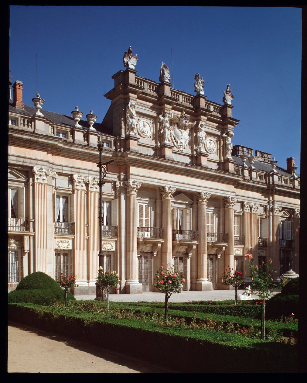 Fasada Pałacu Królewskiego Granja de San Ildefonso, letnia rezydencja królów Hiszpanii autorstwa Spanish School