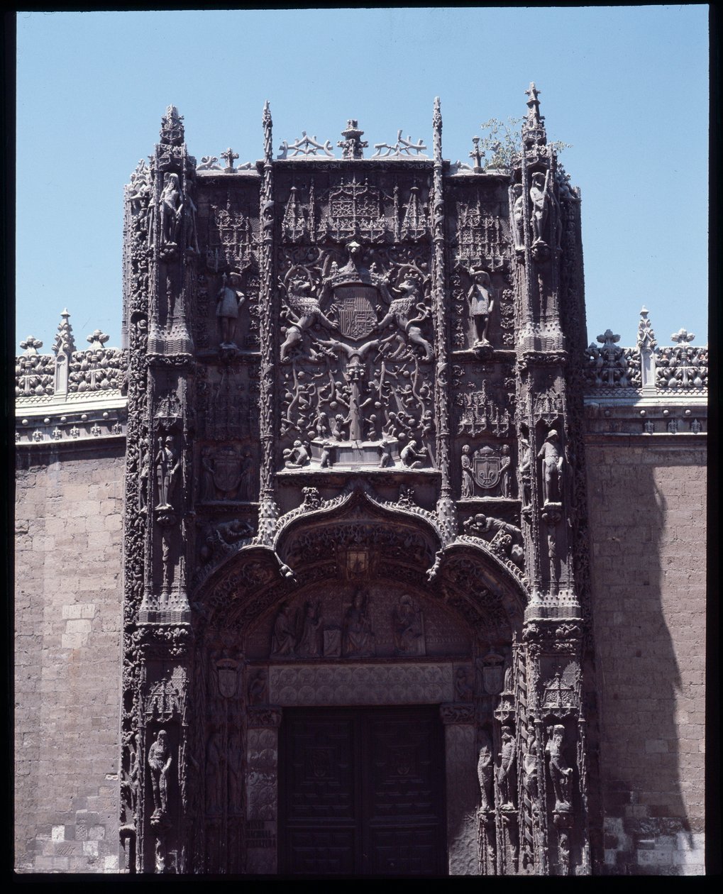 Sztuka gotycka Isabelin: Fasada Kolegium św. Grzegorza (St. Gregory) 1488-1496 Valladolid, Hiszpania (Sztuka gotycka: Widok fasady Kolegium św. Grzegorza (St. Gregory) Valladolid Hiszpania autorstwa Spanish School