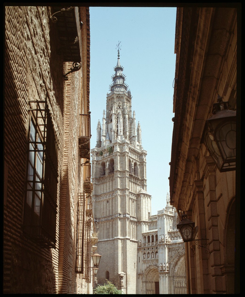 Sztuka gotycka: widok na Cathedrale Sainte Marie (Saint Mary) XIII-XV w. Toledo, Hiszpania (Widok na dzwonnicę katedry St Mary autorstwa Spanish School